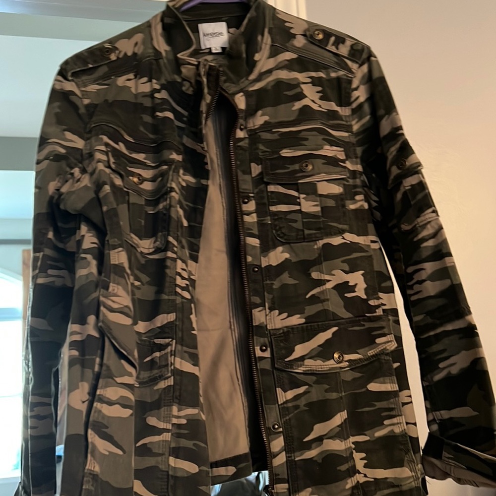 Never worn women Large camo zip jacket